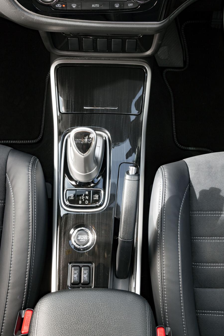 Детали интерьера Mitsubishi Outlander PHEV Juro 2016 года  (UK) (фото 44 из 46)